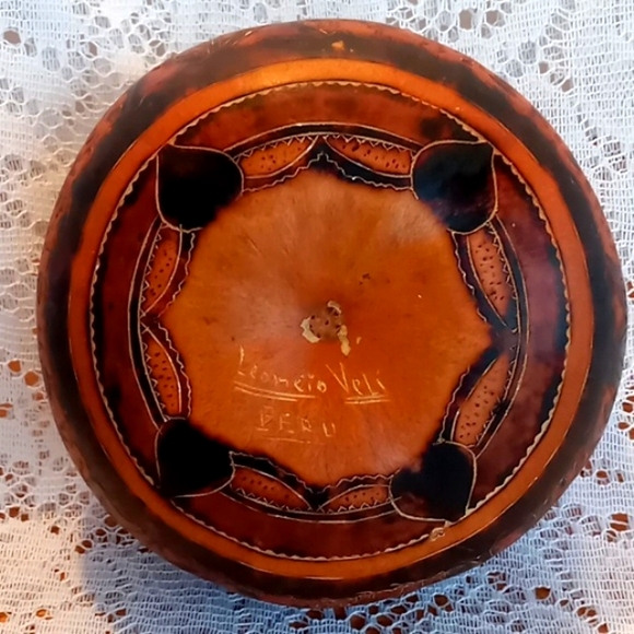 Vintage Hand Crafted/Carved Gourd Peruvian Folk Art Trinket Box Signed - Picture 6 of 15